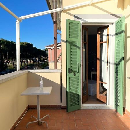 Elegante Camera Matrimoniale Con Balcone A 500 Mt Dal Mare Marina Di Carrara Bagian luar foto