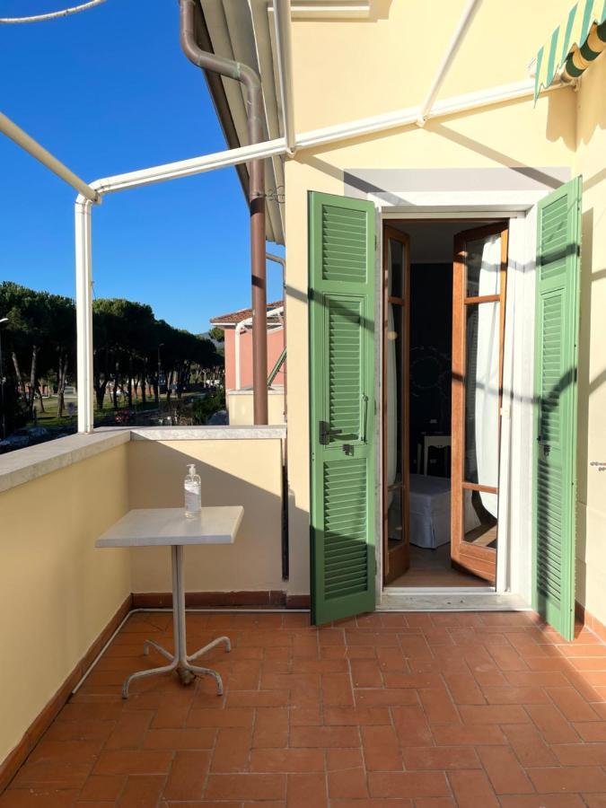 Elegante Camera Matrimoniale Con Balcone A 500 Mt Dal Mare Marina Di Carrara Bagian luar foto
